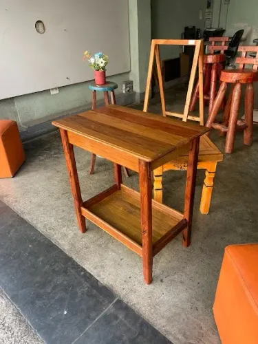 Mesa auxiliar rustica em madeira maciça demolição