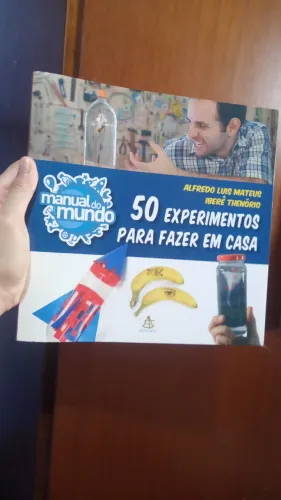Livro Manual do Mundo 50 experimentos para fazer em casa (1° edição)