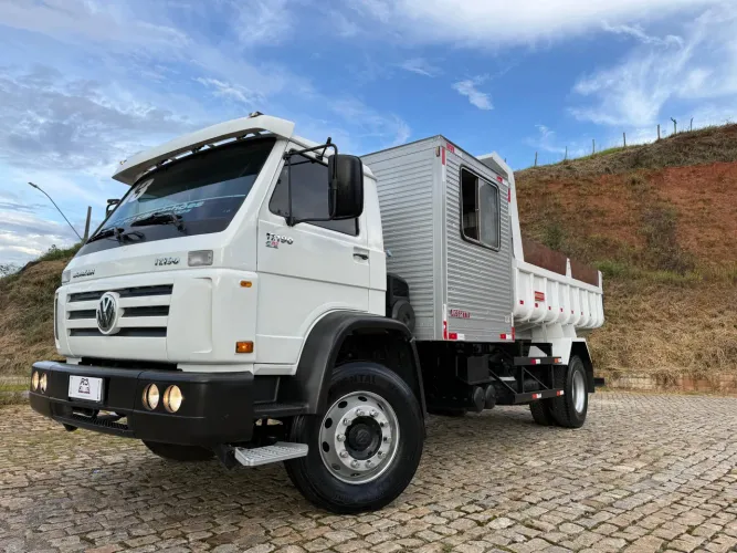 Caminhão toco báscula e c módulo 8 passageiros