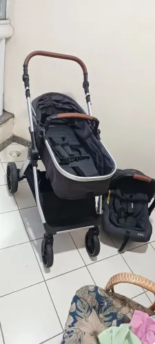Carrinho de bebê moisés Infanti com bebê conforto , e outros itens brindes de bebê 