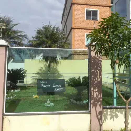 Apto locação no Sítio Cercado 2 quartos prédio com elevador bem localizado com vaga.