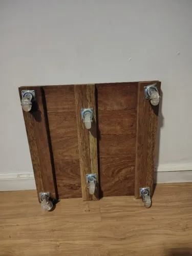 Suporte madeira com rodinhas 50x50