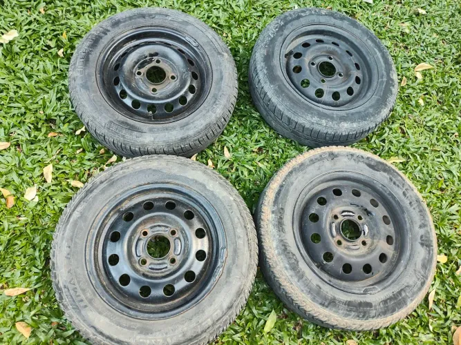 Rodas de ferro Ford com pneus 