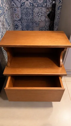 Mesa de cabeceira/ Criado mudo
