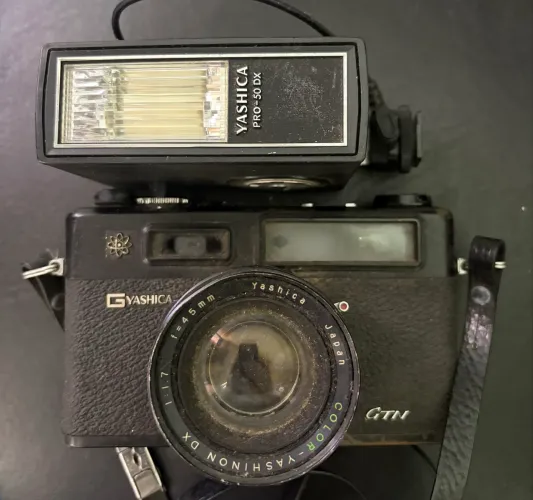 Câmera fotográfica e Flash