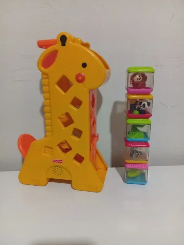 brinquedo na foto é a Girafa com Blocos Pick-a-Blocks da Fisher-Price