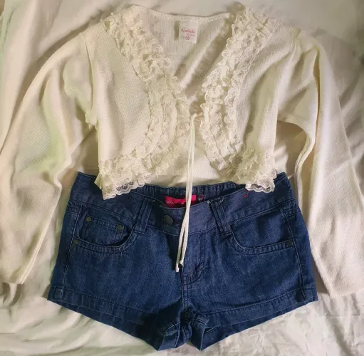 Conjunto infantil feminino estiloso.