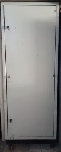 Armário de aço 2 portas com tranca e fechadura com rodinhas para guarnição de objetos.