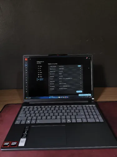 Notebook Lenovo IdeaPad Slim 3 Ryzen 7 8840HS Tela Touch WUXGA 15.3" / 16GB DDR5 / 512GB