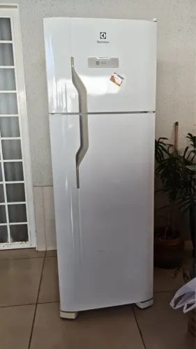 Vendo Geladeira Electrolux 310 litros
