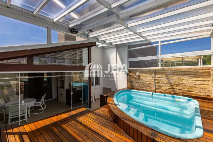 COBERTURA INCRÍVEL COM PISCINA NO HUGO LANGE