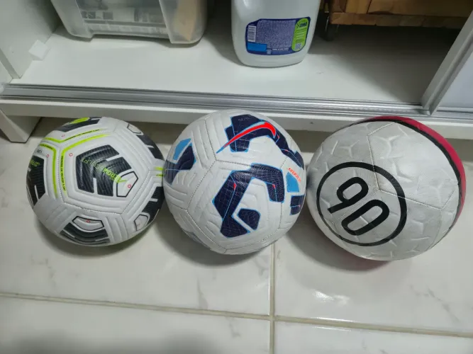 Bolas de futebol de campo, 75 reais cada.