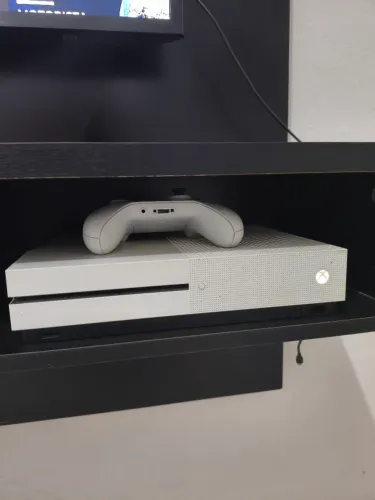 Vendo Xbox One S 1TB (valor negociável)