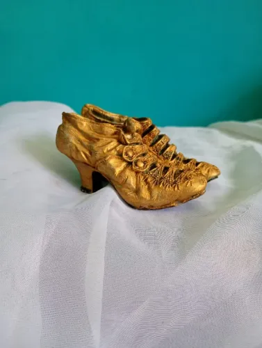 Delicada reprodução de um par de sapatos da época vitoriana 