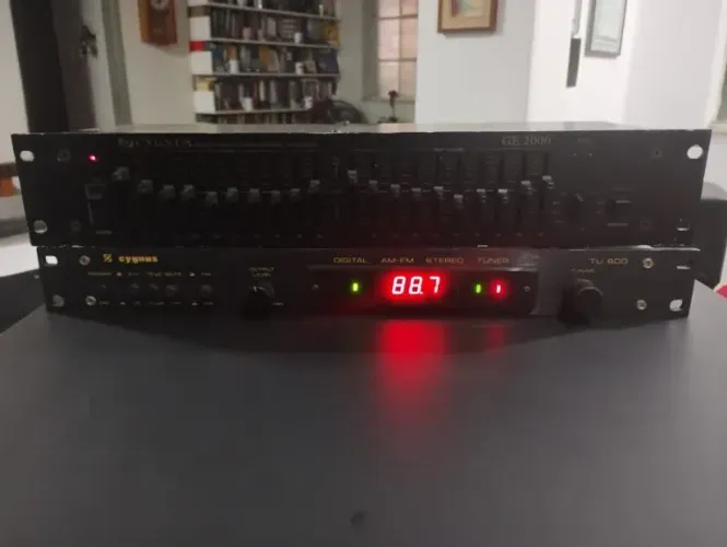 Cygnus Tuner TU 800 e Equalizador GE 2000