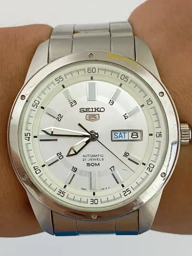 Relógio Seiko 5 SNKN09J1 automático.