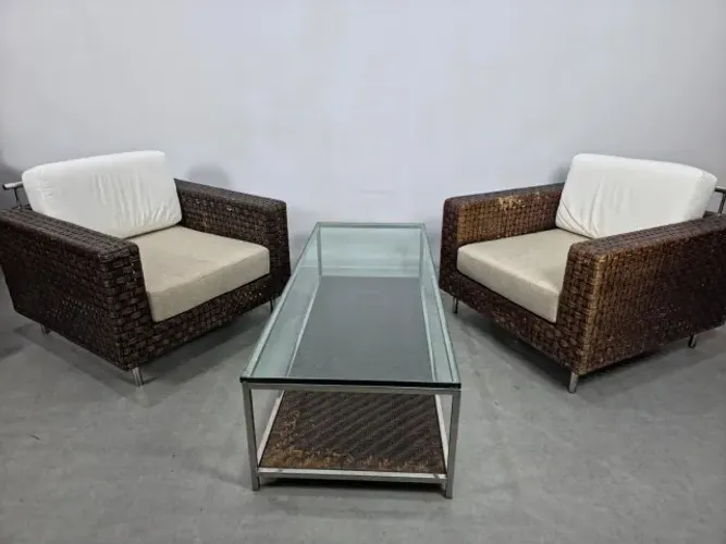 Par de Poltronas e Mesa de Centro, ferro e vime natural, mesa em aço cromado e vidro