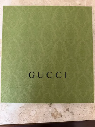 Caixa Gucci verde quadrada tamanho médio