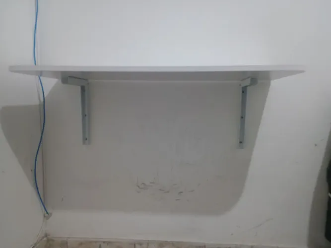 Mesa Suspensa / Prateleira de Parede Branca - Compacta e Funcional