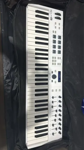 Controlador arturia 61 teclas