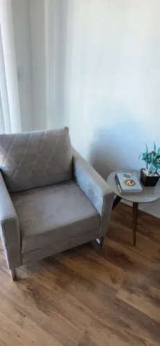 ?Poltrona Decorativa em Veludo Cinza - Ótimo Estado