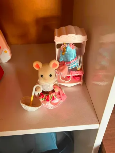 Sylvanian Families - Boneca Ratinha com Guarda-Chuva e Closet de Roupas