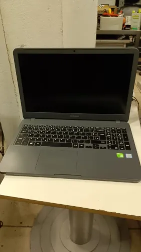 Notebook Samsung NP350XAA i7-8550 8ª Ge/8gb ddr4/ssd 240gb/VGA MX110 2gb/Tela 15.6 FHD
