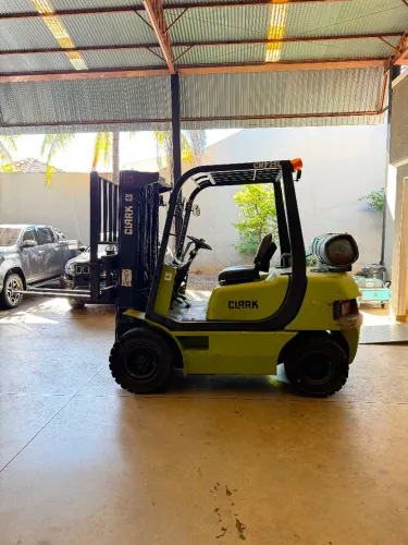 Empilhadeira Clark CMP 230L