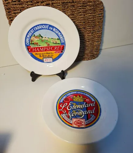 Kit com dois pratos estampa rótulo de queijos
