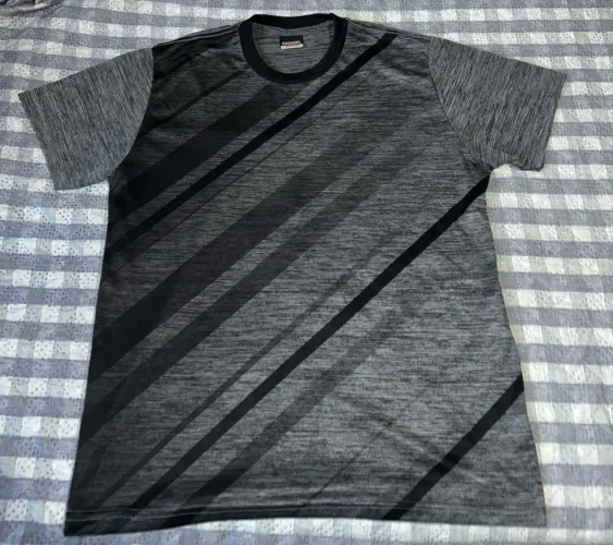 Camisa esportiva cinza Kappa