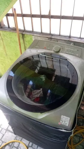 Maquina de lavar com pequeno defeito