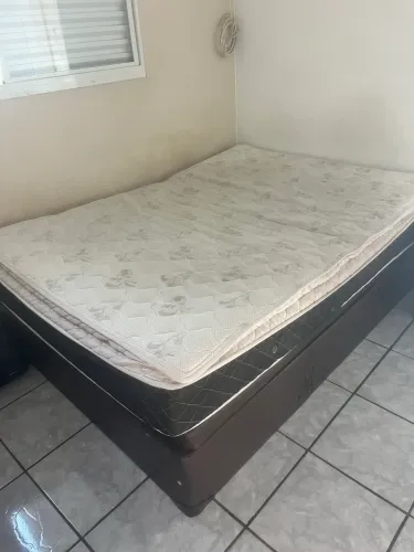 Cama e criado mudo 