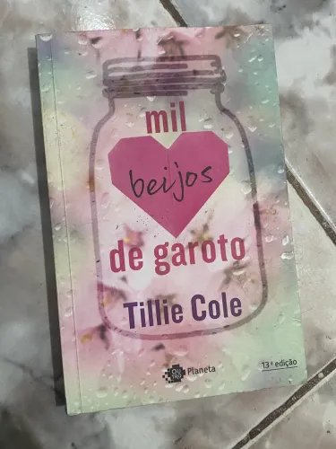 Livro MIL BEIJOS DE GAROTO