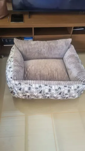 cama acolchoada com 5 travesseiros