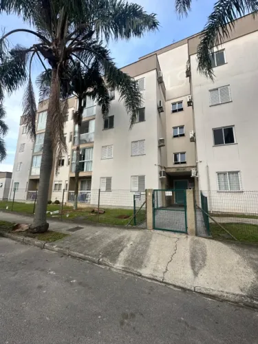 Apartamento a venda em Tubarão com 02 dormitórios, sacada, bem arejado,01 garagem,.