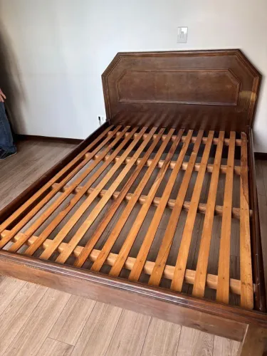 Cama de madeira maciça