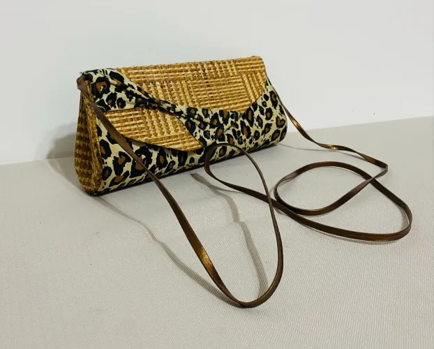 Bolsa Clutch Feminina de Palha com Estampa de Oncinha e Alça Longa
