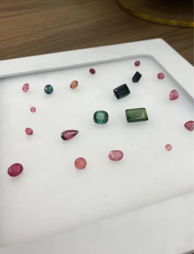 Lote de pedras preciosas turmalinas e esmeraldas