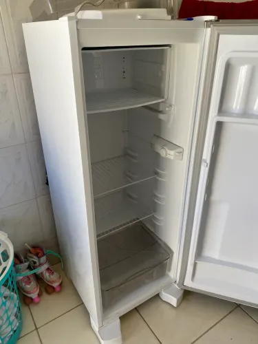 Geladeira em excelente estado de conservação e funcionando 100%!