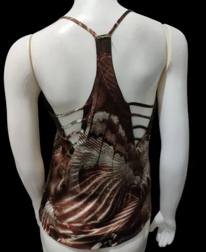 Blusa de alcinha e decote nas costas