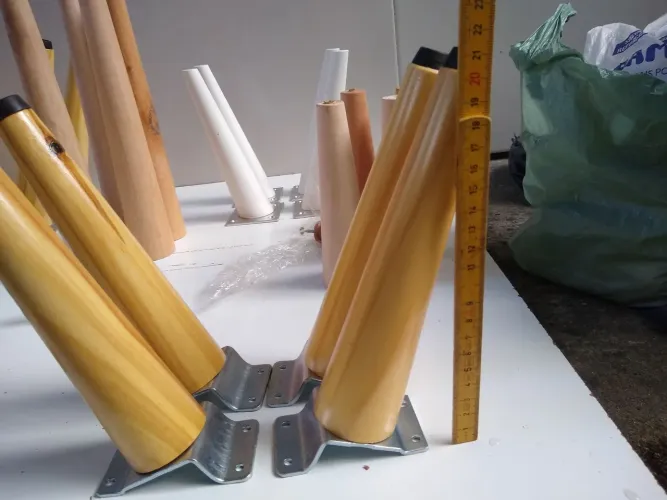 Pés retrô e chapas inclinadas. Chapas resistente para pés inclinados de armários, aparador
