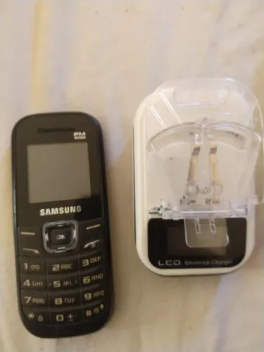 Celular Samsung e carregador universal