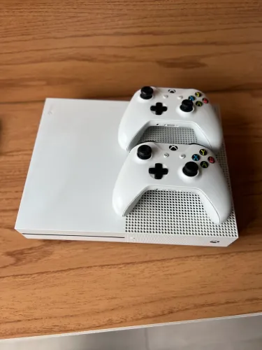 Xbox One S + 2 Controles