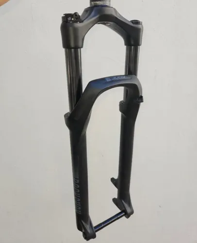 Suspensão a Ar Boost Rockshox Judy Silver 120mm c/ trava no guidão