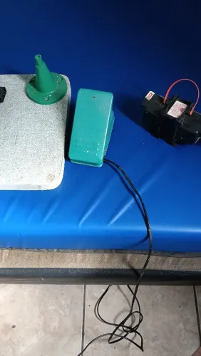 Vendo máquina de costura chineizinha 220 volts já com transformador