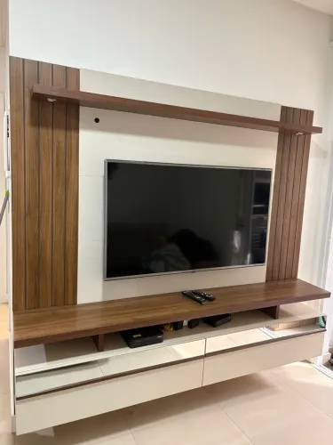 Painel de TV com aparador