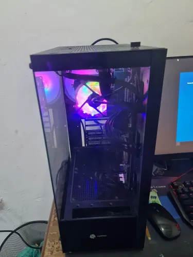 PC Gamer, core i7 6700k, 16GB RAM, SSD 256GB