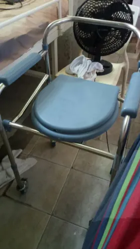 Cadeira de banho/higiênica com rodas,