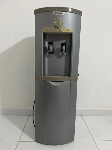 Bebedouro em coluna Esmaltec, em bom estado funcionando.