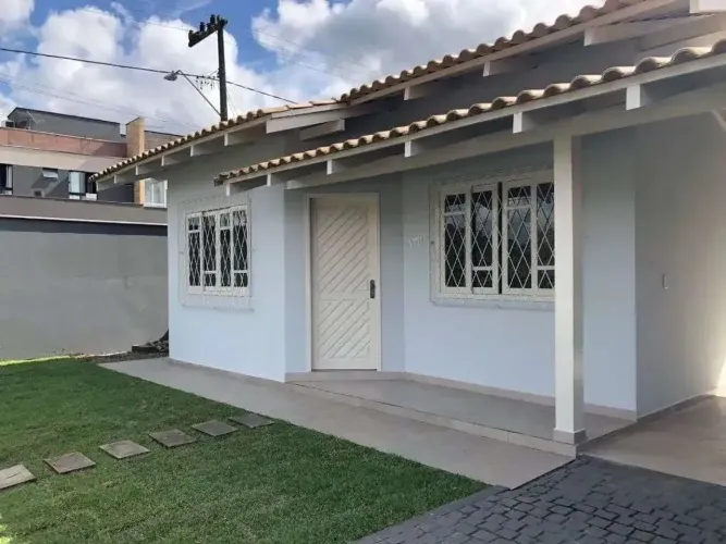 Vendo casa com quintal no Coroado ótima localização prox Av Beira Mar! Urgente